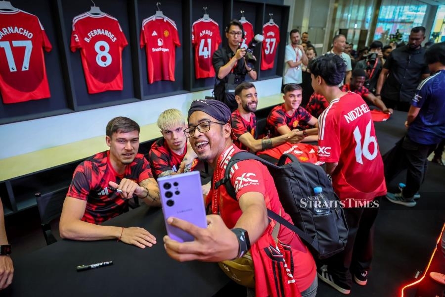 Fernandes, Mainoo, Diallo meet fans in sea of red at TRX