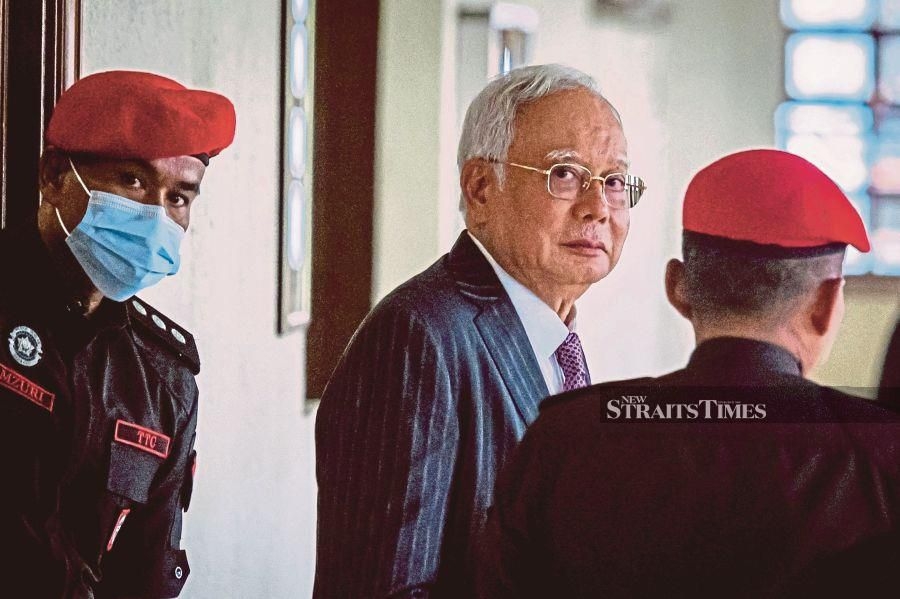 [UPDATED] Najib files contempt proceedings against ex-AG over house arrest addendum