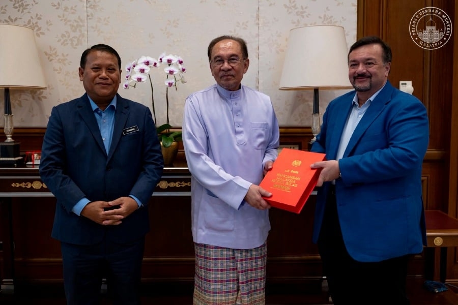 Anwar receives 13th Malaysia Plan document ahead of tabling in Dewan Rakyat