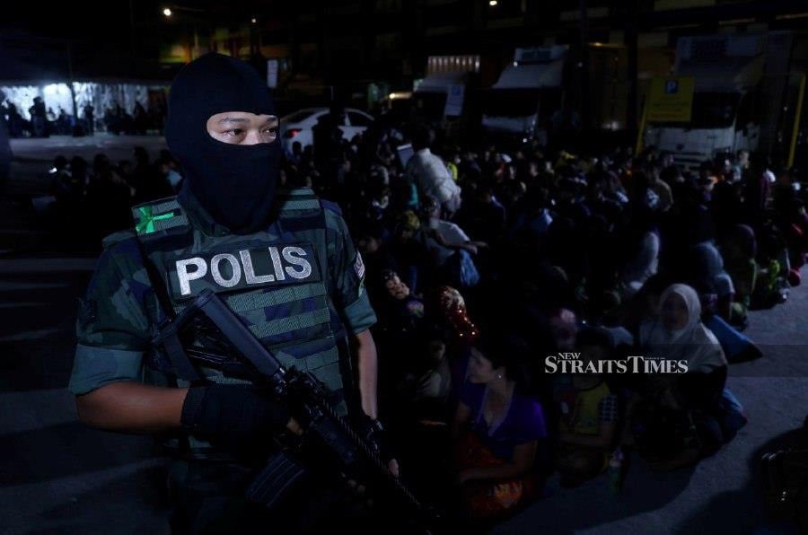 Police 'lock down' Selayang buildings, screen 1,435 foreigners