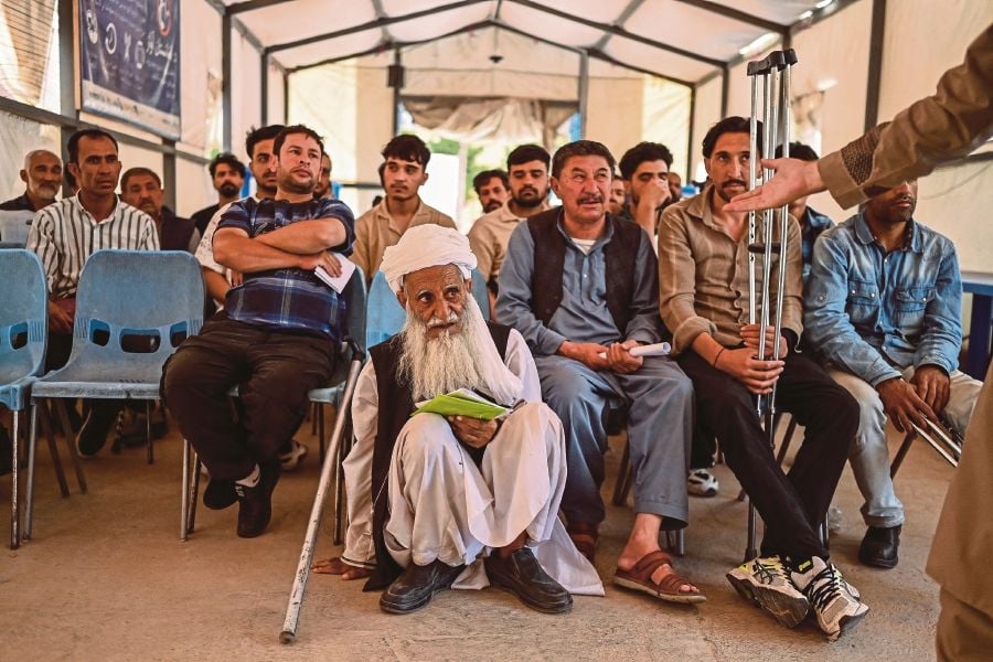 Afghans in Iran return to land they hardly know