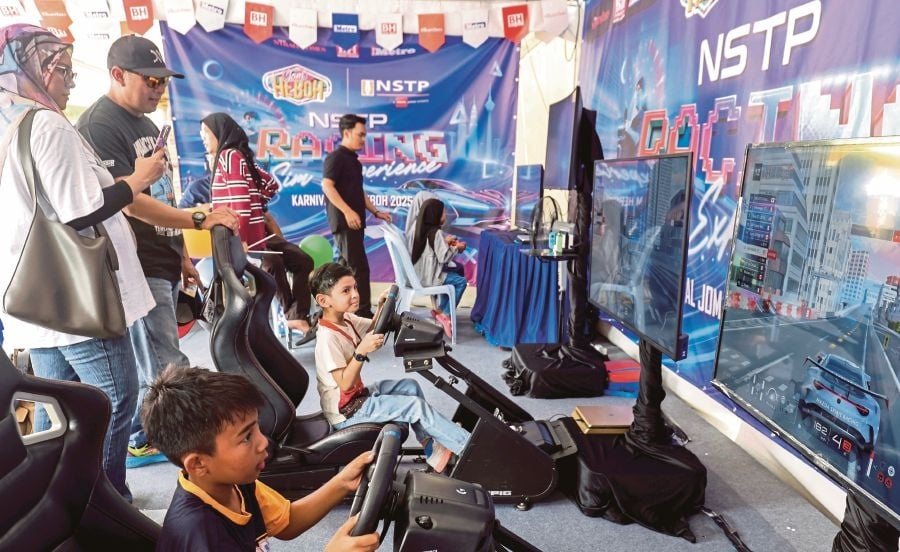 Virtual Racing thrills families at NSTP booth during Karnival Jom Heboh