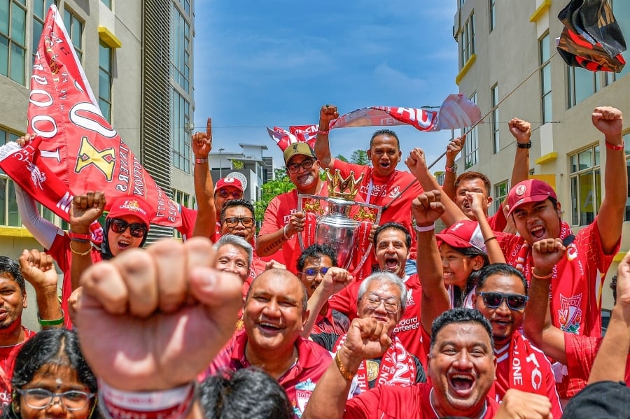 Liverpool fans paint PJ red to celebrate Premier League victory