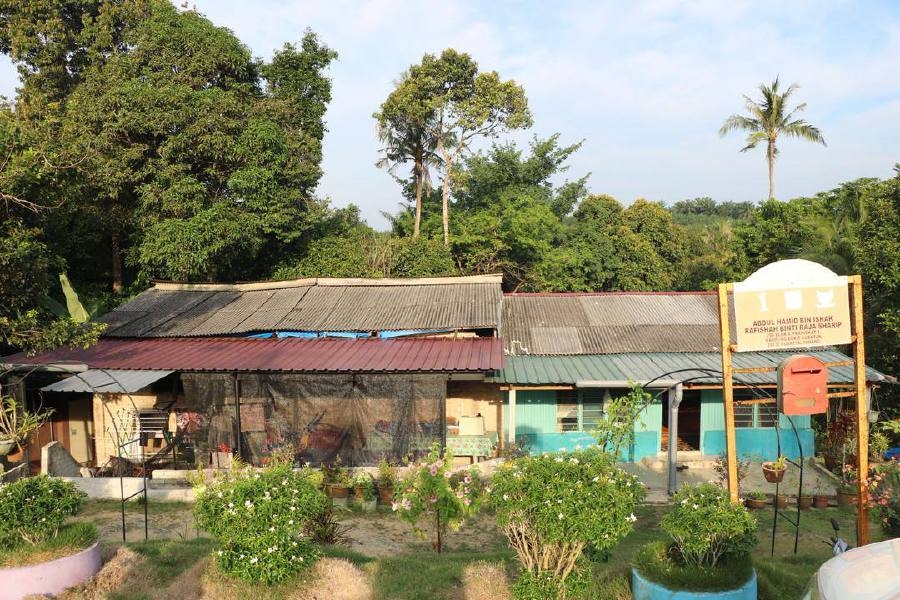 Policeman injured after man goes on rampage with parang