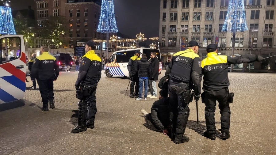 Report: Amsterdam police 'overwhelmed' by 'hit-and-run' attacks on Israeli football fans