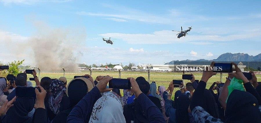 Roaring jets, fiery display wow spectators at Lima'25 air show rehearsal