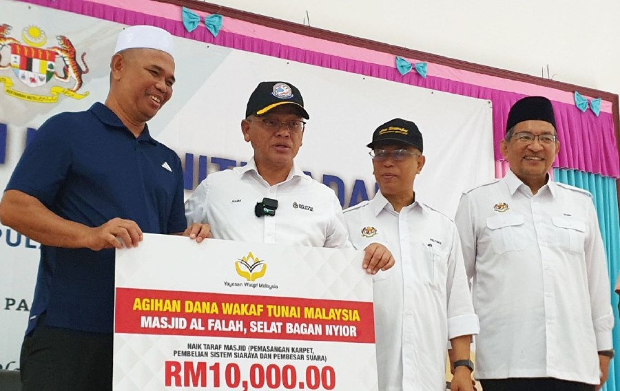 Pulau Tuba community receives over RM130,000 in aid under Madani programme