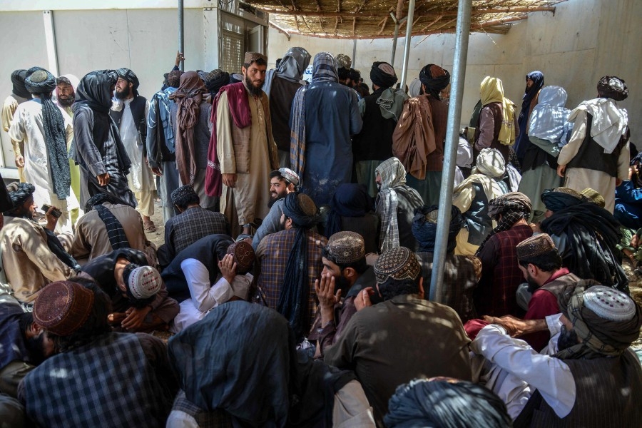 Afghan civil servants face bleak Eid after salaries delayed