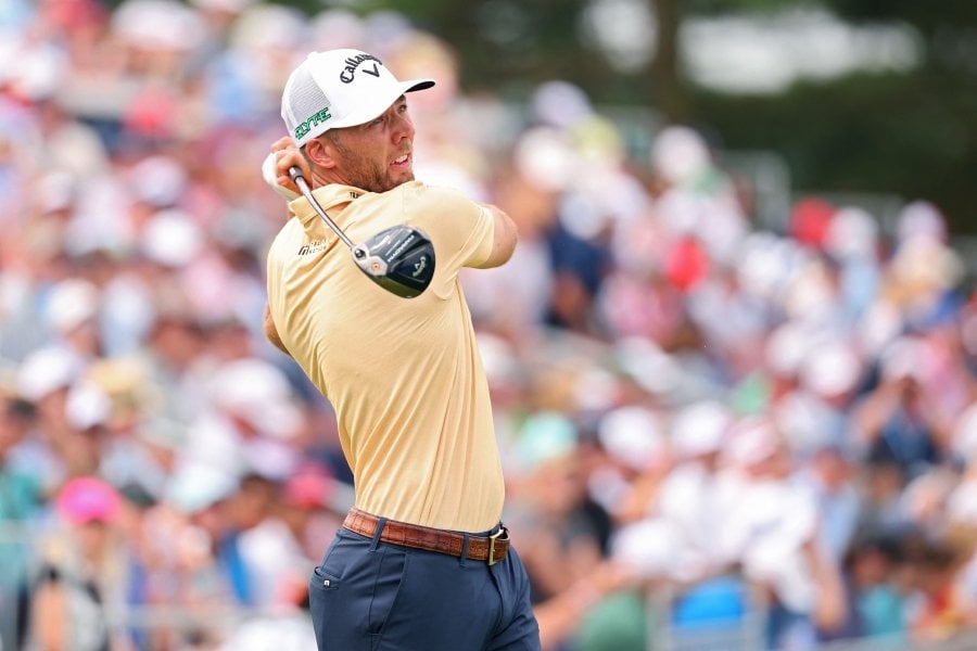 Burns leads US Open, McIlroy squeaks into weekend