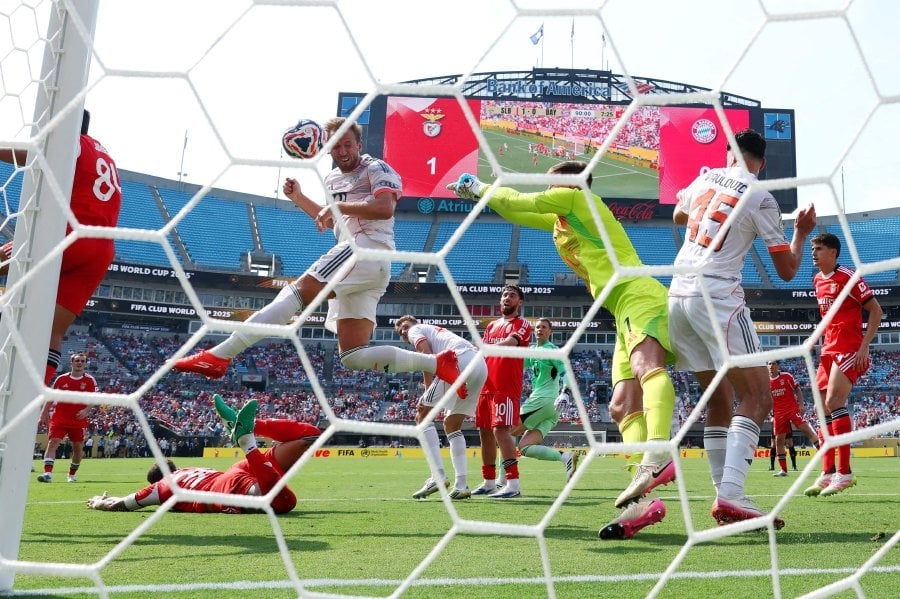 Benfica beat Bayern to top group C