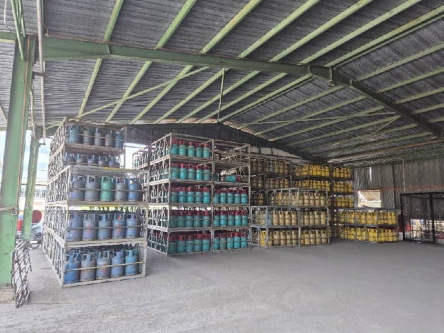 Pahang GOF seize 6,834 unlicensed LPG tanks at Lipis industrial site