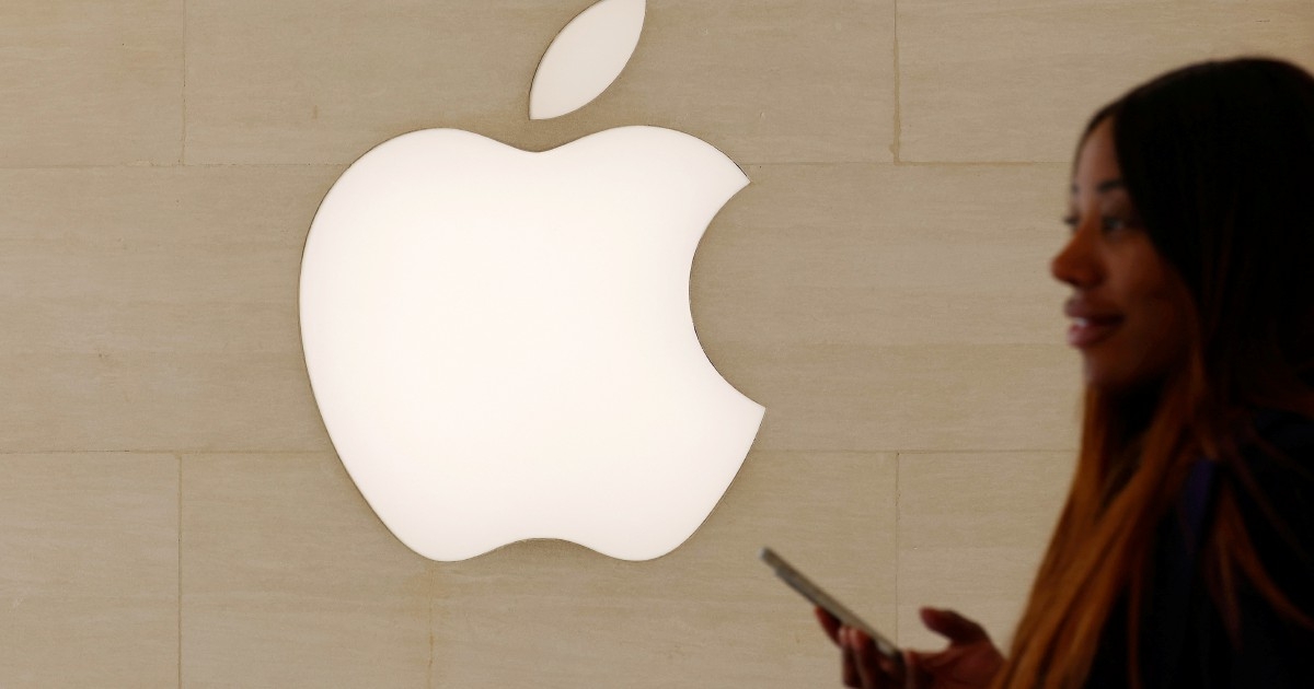 US judge says Apple defied order in App Store case