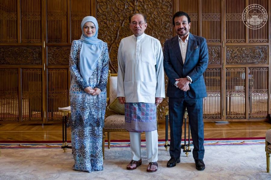 Siti Nurhaliza pays courtesy visit to Anwar