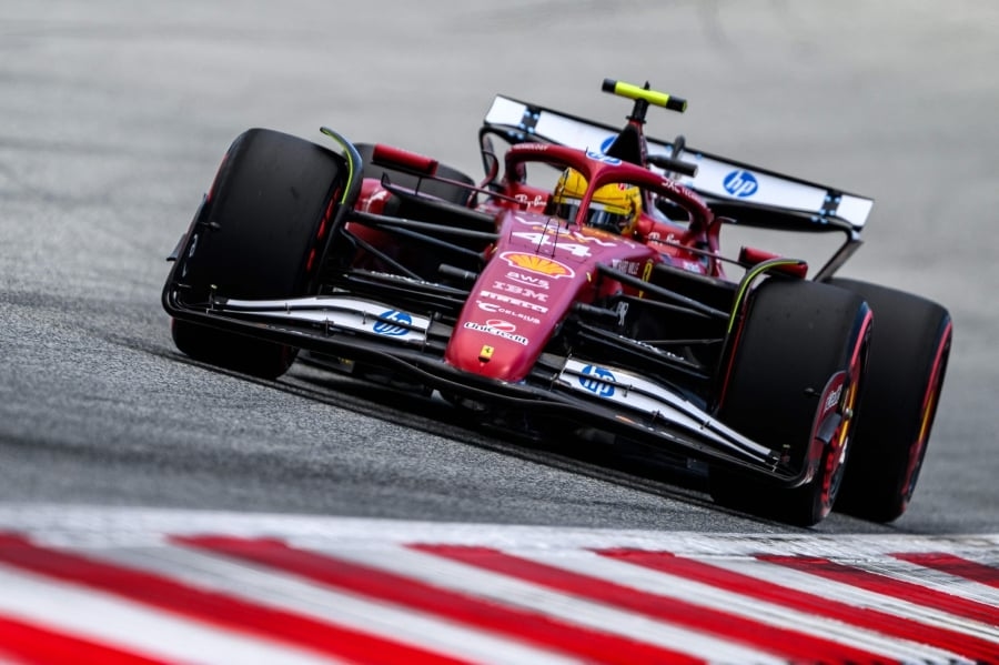 Hamilton hails 'world class' Ferrari performance