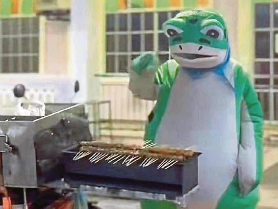 Satay seller 'Abang Kataks' turns heads in frog costume