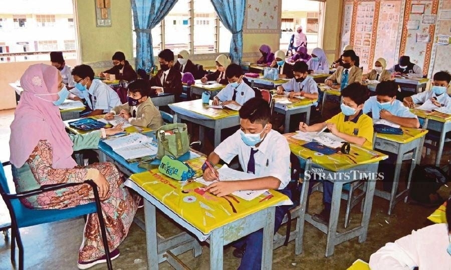 Over 5,500 teachers retired early annually from 2022 to 2024, with most citing loss of interest