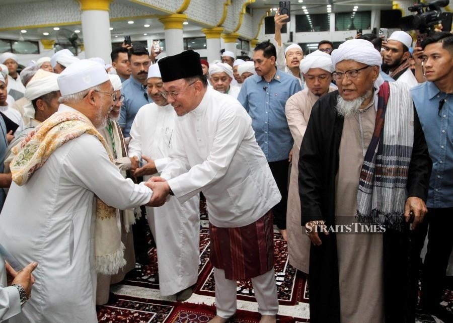 Anwar announces RM2.1mil aid for pondok schools under Kelantan Islamic Foundation