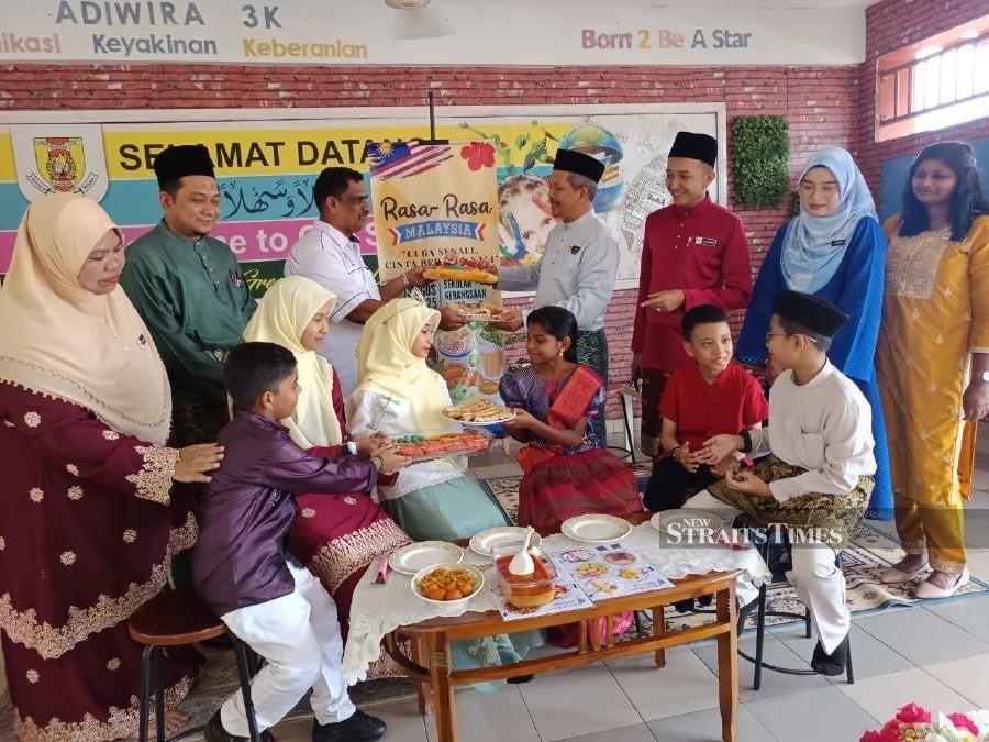 Roti jala, thosai bring pupils together in spirit of Merdeka