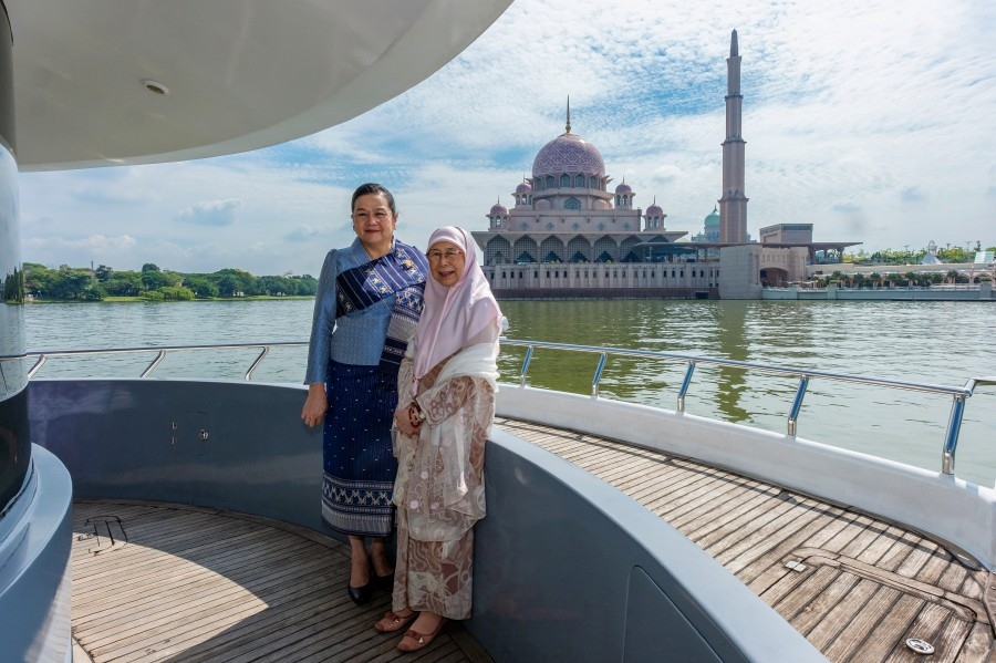 Lao PM's wife enjoys Putrajaya cruise ahead of Asean Summit