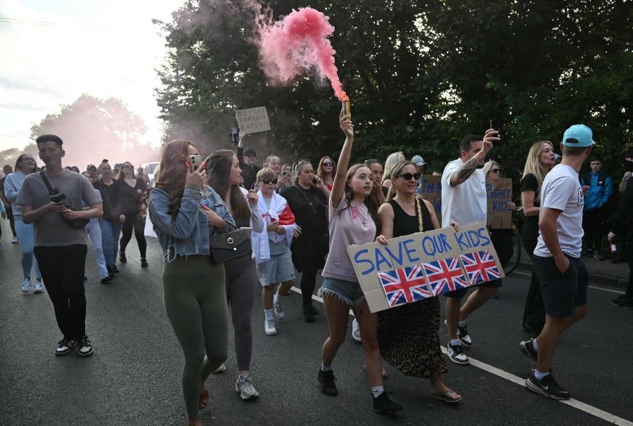 New clashes outside London hotel housing migrants
