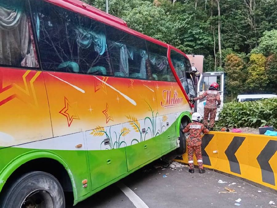 Tour bus carrying Vietnamese tourists crashes in Genting, no serious injuries reported