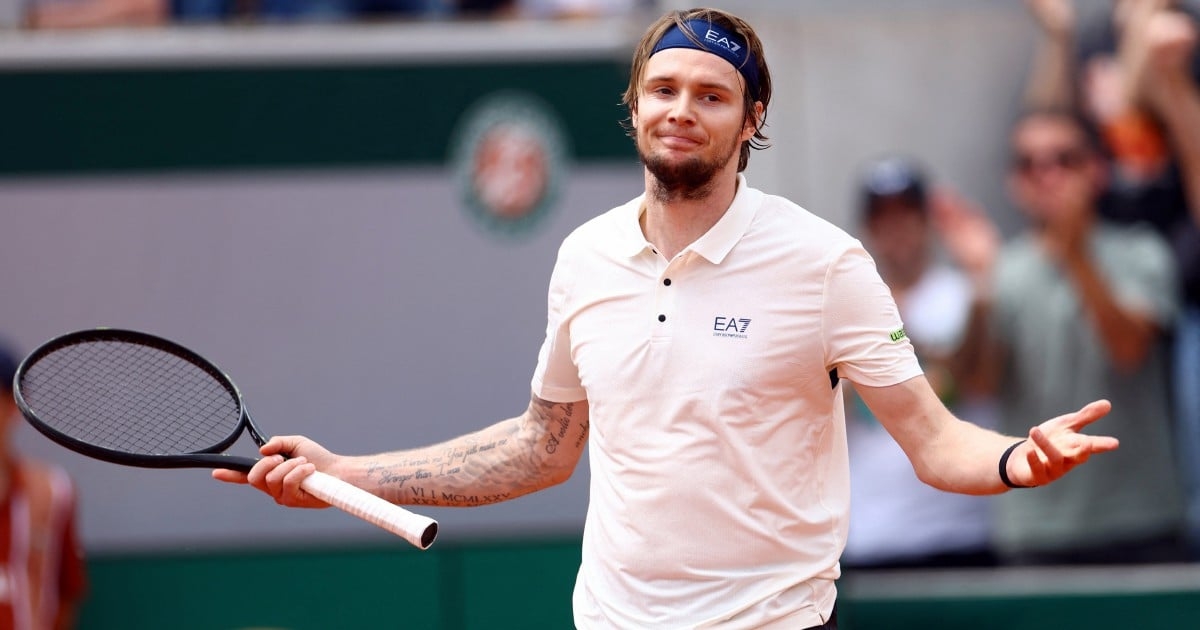 Bublik plays 'match of his life' to upset De Minaur in Paris