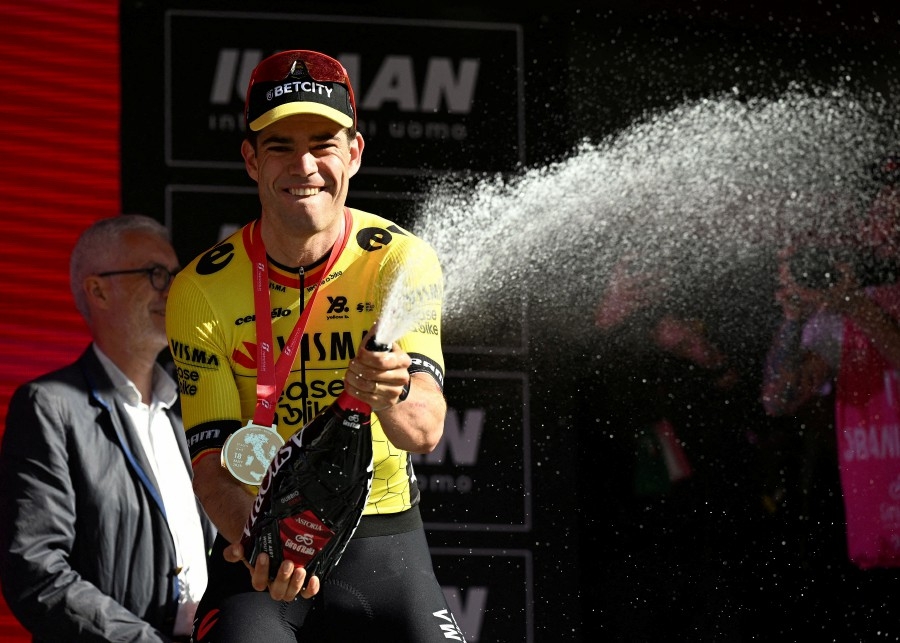 Van Aert battles to win Giro stage nine, Del Toro takes leader's jersey