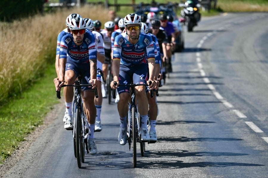 Rivals ready to rock as fans flood in for Tour de France opener