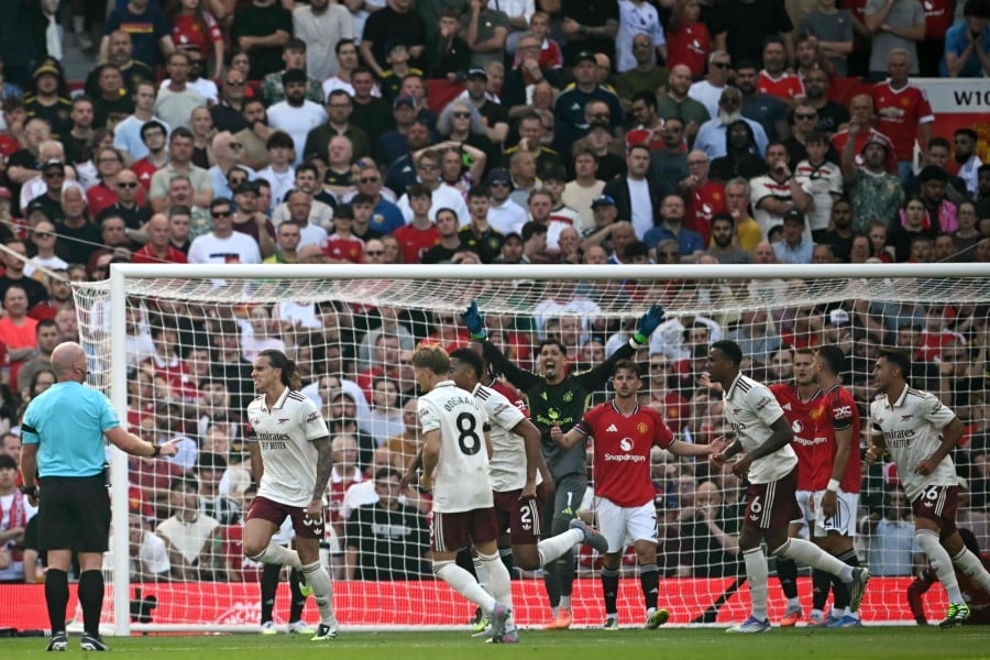 Arsenal capitalise on Bayindir error to beat Man Utd