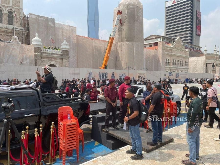 DBKL officers remove opposition rally stage at Dataran Merdeka