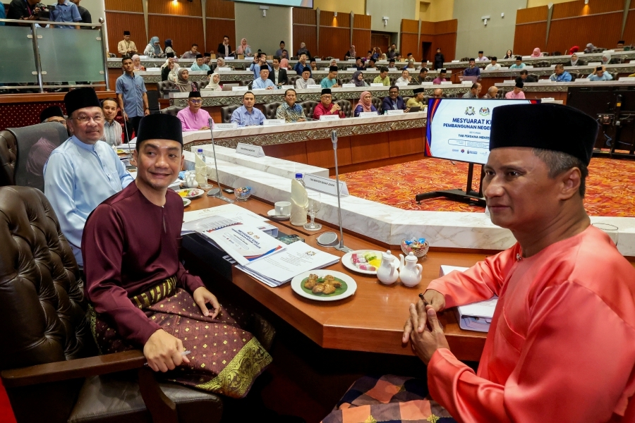Anwar attends special state development meeting in Johor