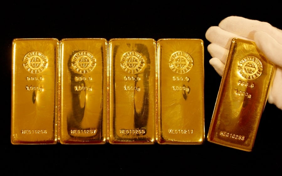 Gold extends gains on rate cut hopes, markets eye Fed appointments