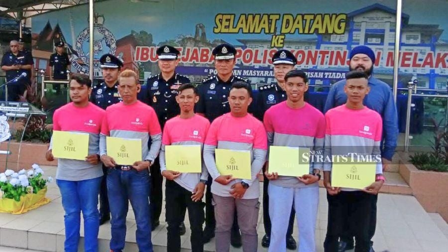Six p-hailing riders win praise from cops for nabbing snatch thief