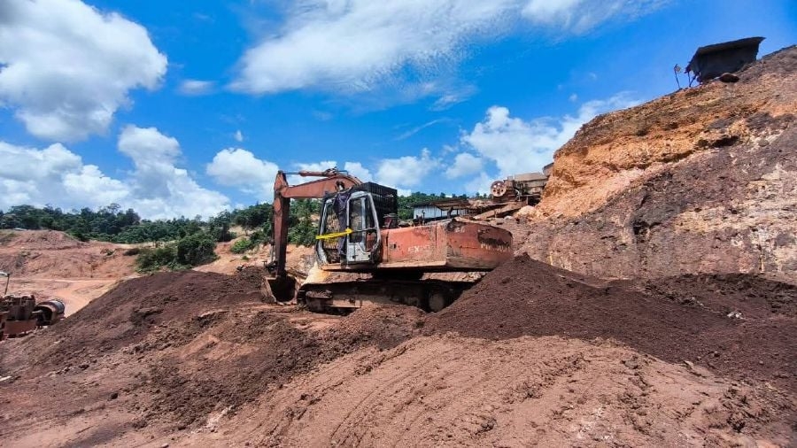 Three men, including 2 foreigners, held in traid on illegal iron ore mine