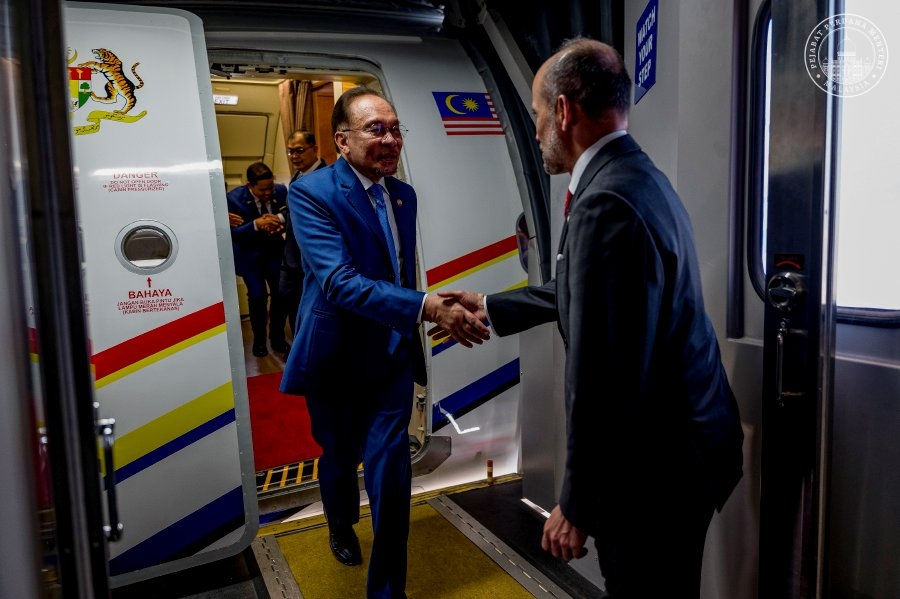 Anwar arrives in Singapore for Shangri-La dialogue