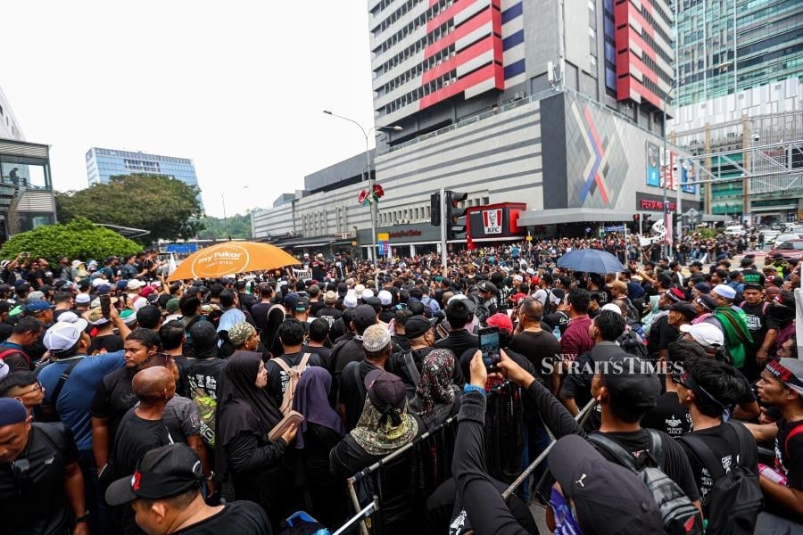 Crowd gathers at Dataran Merdeka ahead of Pas-led rally