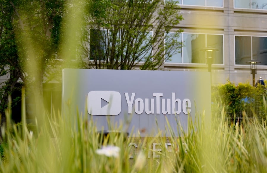 Australia mulls adding YouTube to teen social media ban