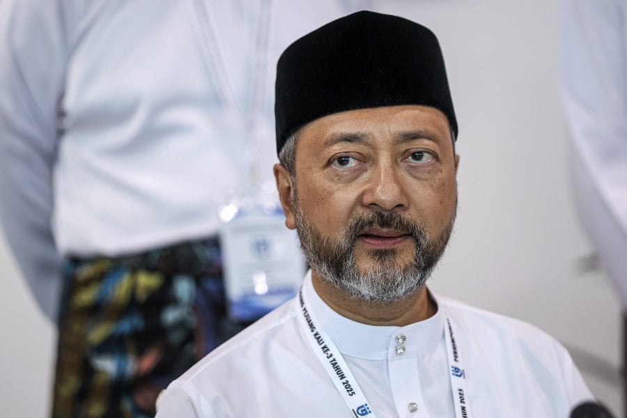 Court drops Anwar, govt from Mukhriz's RM5mil tax suit