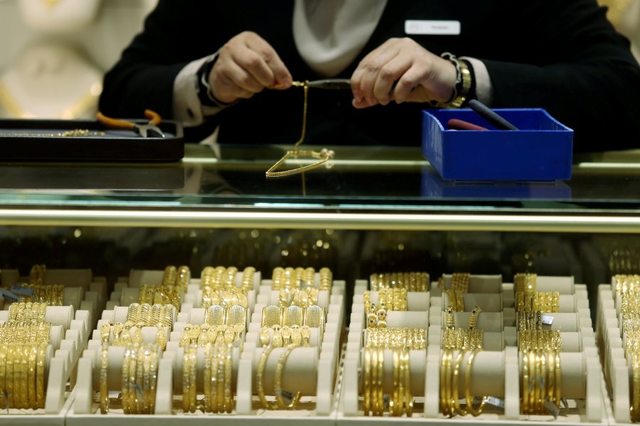 Gold set for worst week in six months as trade calm dents appeal