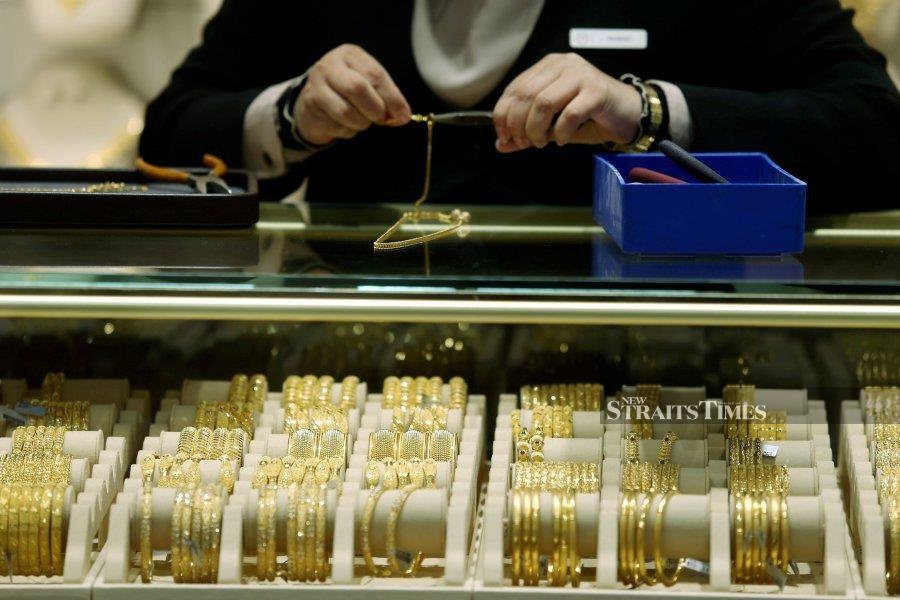 Gold edges lower as Trump extends EU tariff deadline