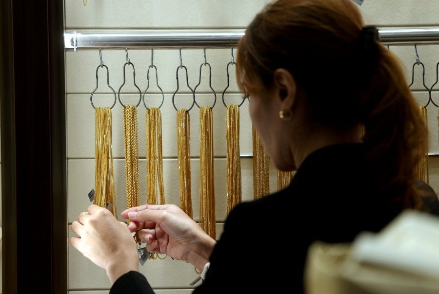 Gold rises as weak US data offsets optimism from Trump-Xi call