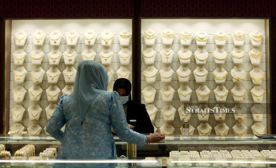 Gold retreats from two-week high as Trump extends EU tariff deadline