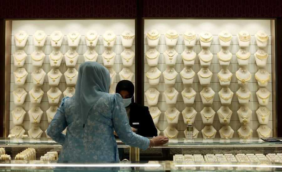 Gold rises as Fed rate cut bets pressure dollar, yields
