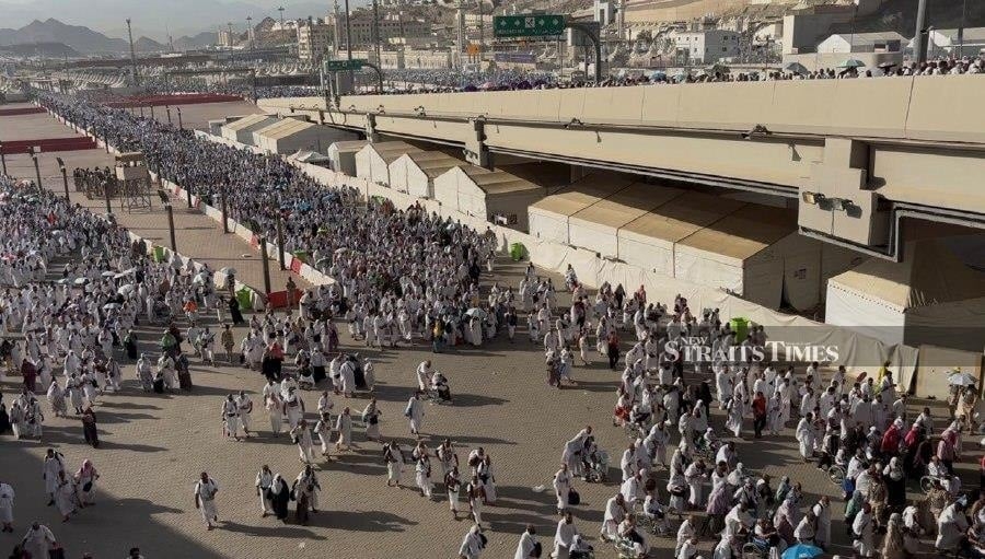 Haj pilgrims brave intense heat en route to Mina
