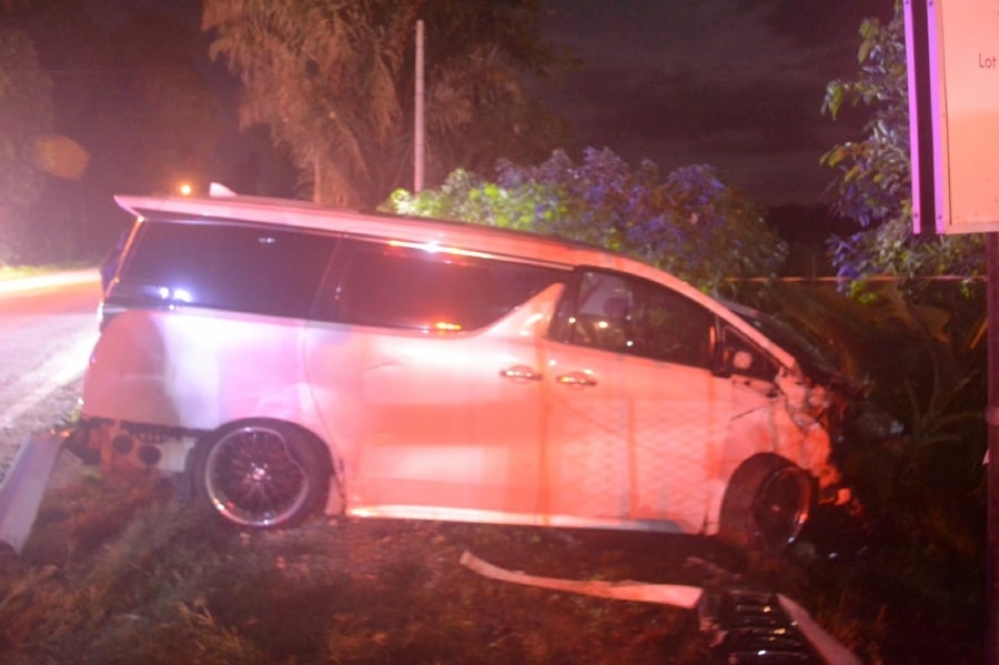 MPV crashes into four parked cars in Temerloh