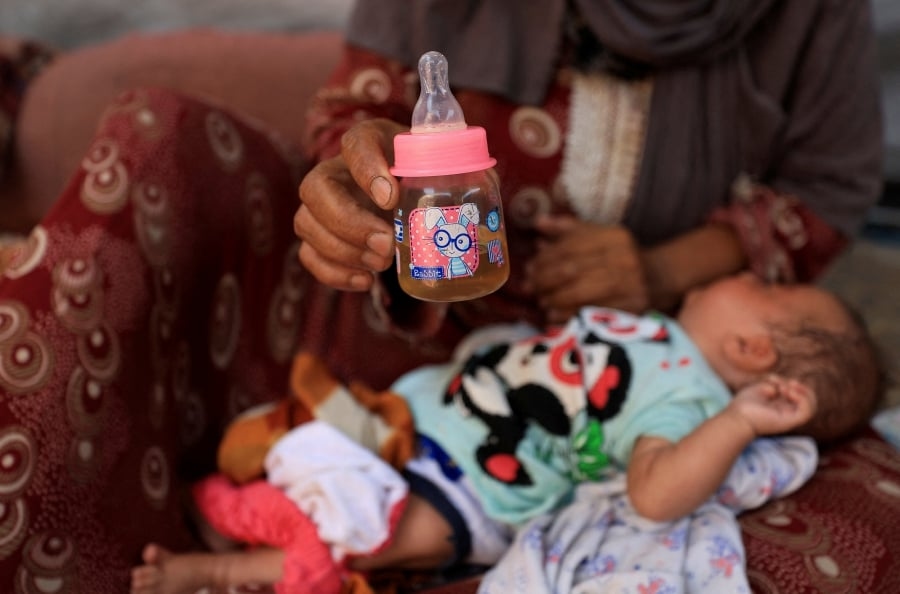 The risky measures to feed small babies in Gaza