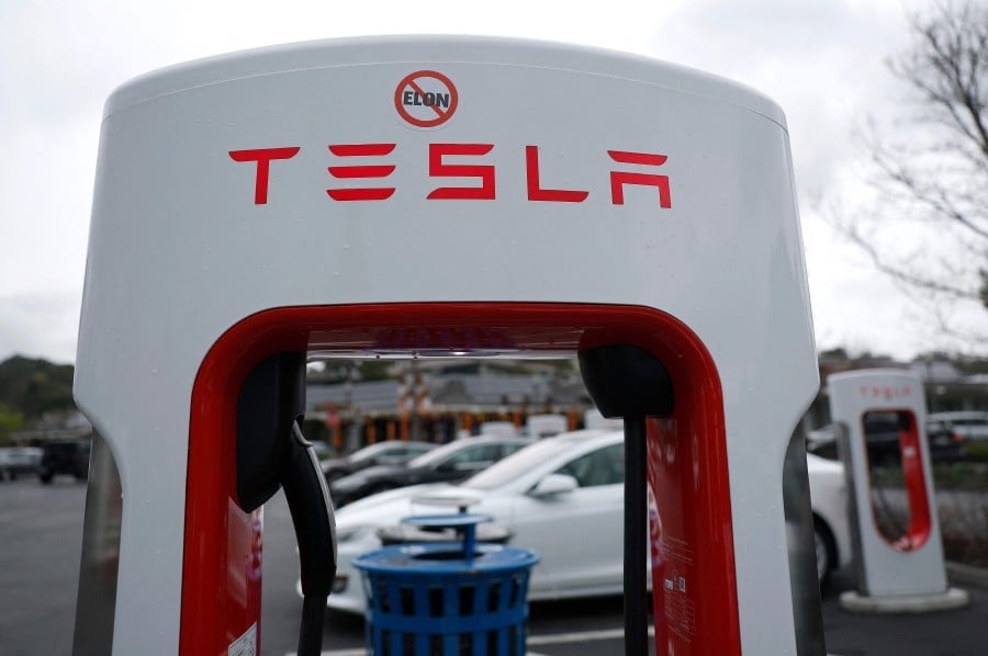 Tesla shares rise as investors cheer Musk-Trump peace call