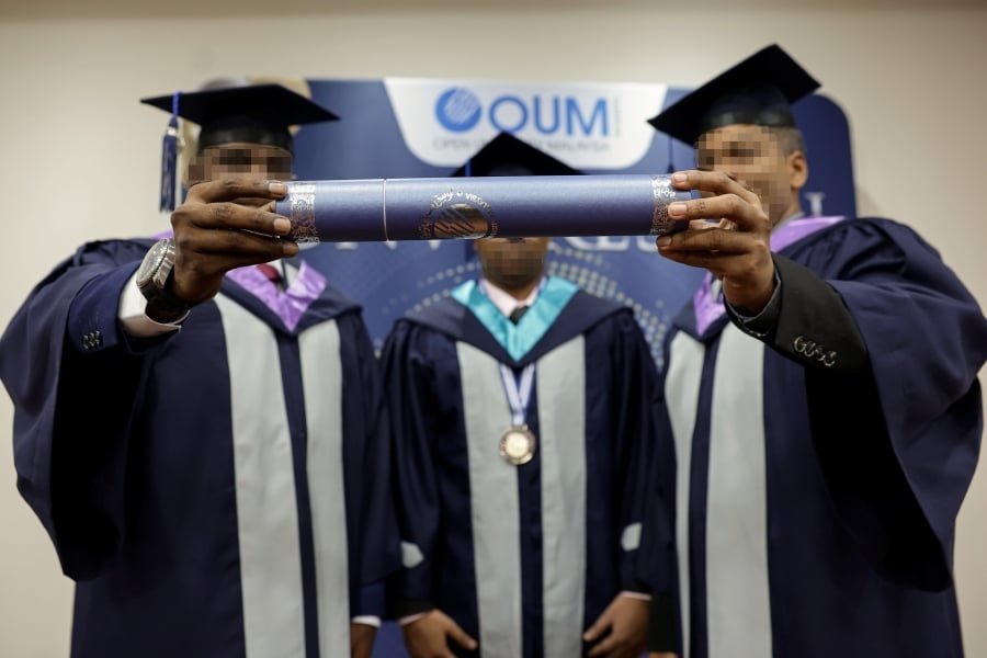 Three Kajang Prison inmates receive degree, diploma scrolls