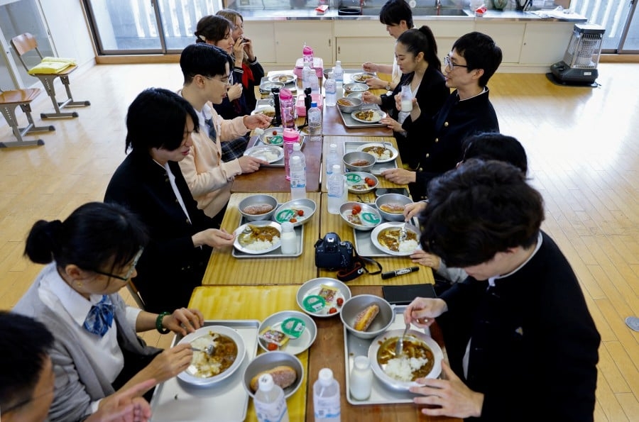 Foreign tourists get a glimpse into Japanese high school culture