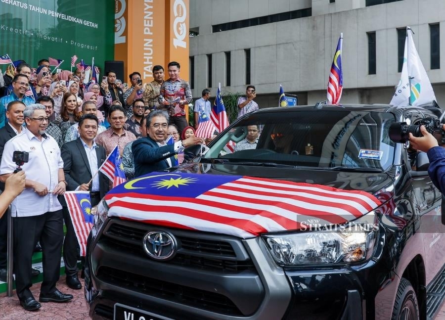 Johari: Political stability fuels RM120bil commodity exports